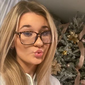 Meet your Posher, Ella